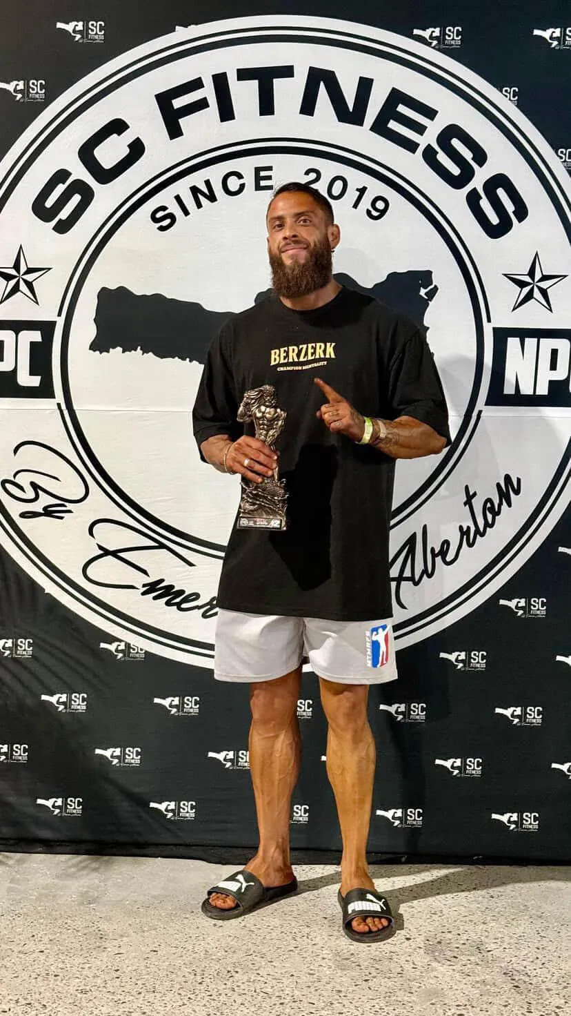 Gabriel segurando o troféu de campeão