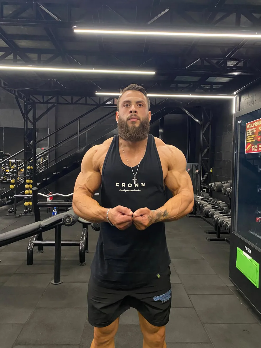 Gabriel treinando na academia